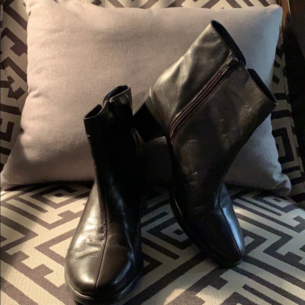 Short Boot, Slightly Rounded Toe - image 1